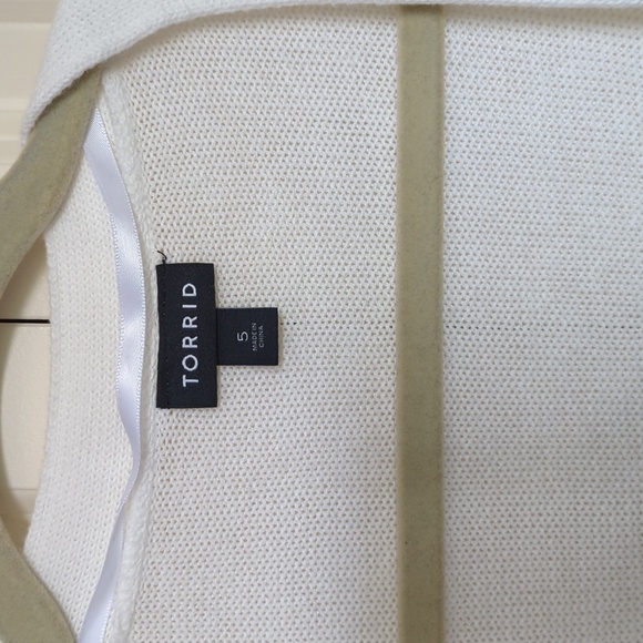 TORRID White Lace Sleeve Sweater SIZE 5 - Picture 2 of 3